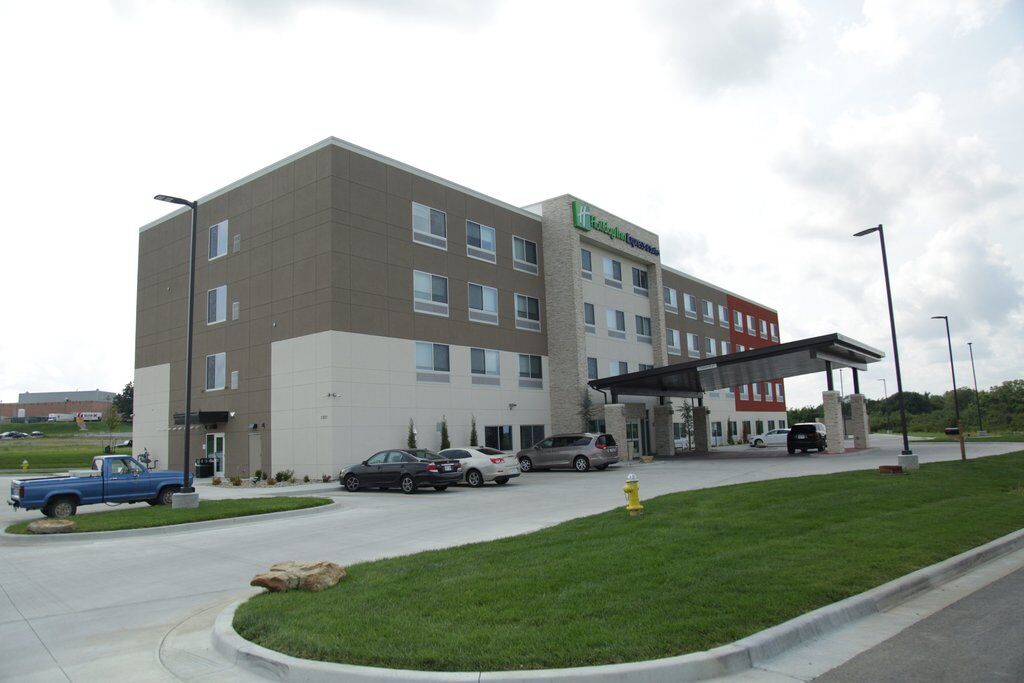 Holiday Inn Express & Suites - Kansas City - Lee'S Summit By Ihg Екстериор снимка